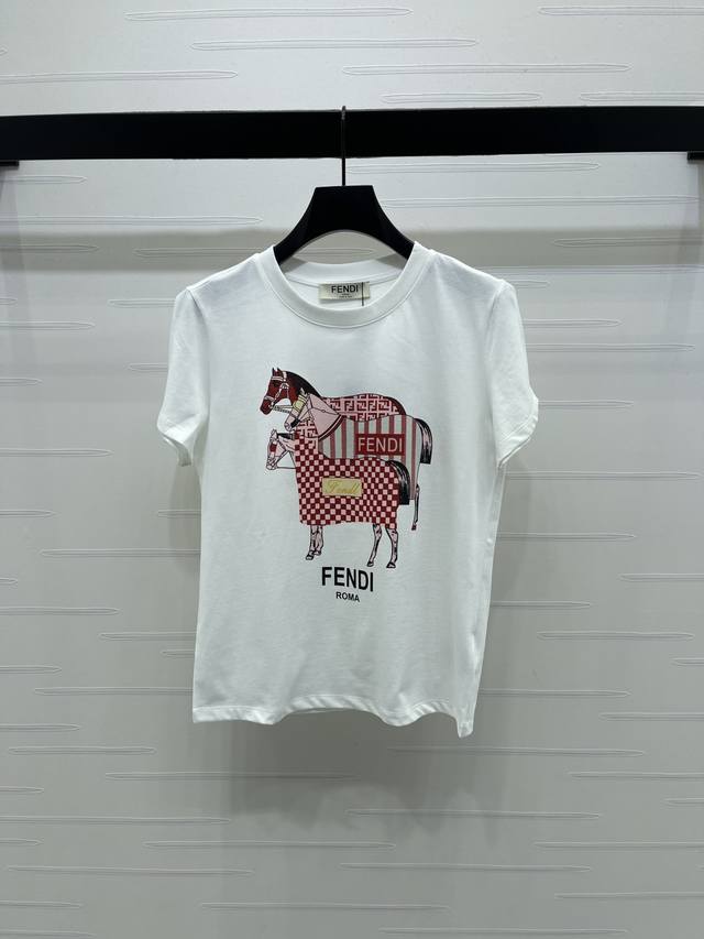 上新原单高端品质 Fend* 2026早春最新系列！马年限定T恤！定制斜纹全棉材质，透气舒适，质感十足，常规短袖T恤裁剪，凸显品牌格调，采用克重纯棉制成，略带有