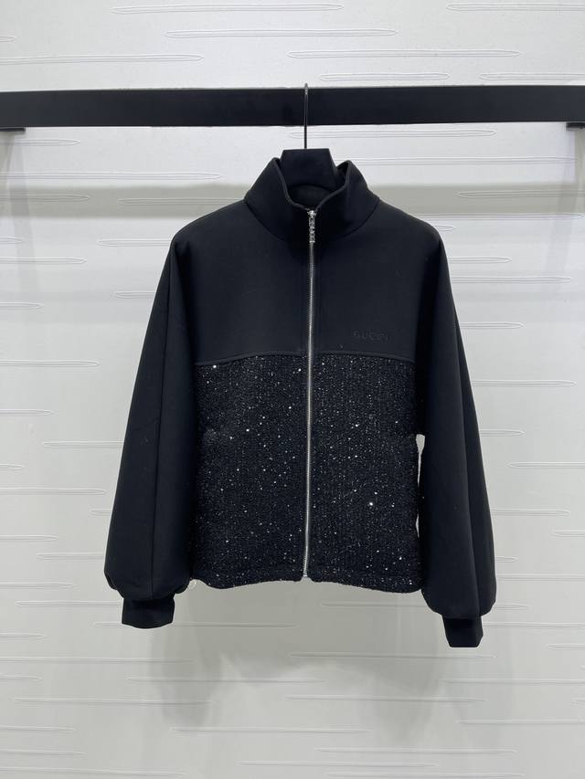 上新原单高端品质 Gucc*2025秋冬最新系列！珠片拼接外套！定制进口面料 立领拉链外套版型，宽松版型，粗花呢＋空气层材质，保暖又舒适。黑色主色＋亮片点缀，拉