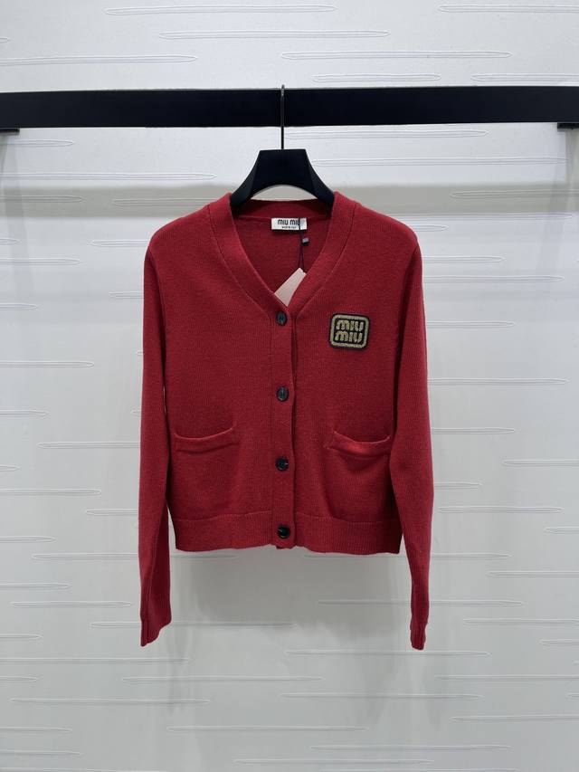 上新原单高端品质 Miumi*2025秋冬最新系列！双口袋V领针织长袖开衫！定制羊毛纱线织造 舒适有型 质感十足 V领开衫剪裁 坑条针密实 防风御寒效果一绝 上