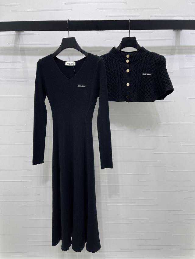 上新原单高端品质 Miumi*2025秋冬最新系列！两件套斗篷针织长袖连衣裙！定制羊毛针织材质 质感高级 舒适柔软 长袖连衣裙剪裁 胸前刺绣字母Logo徽标点缀