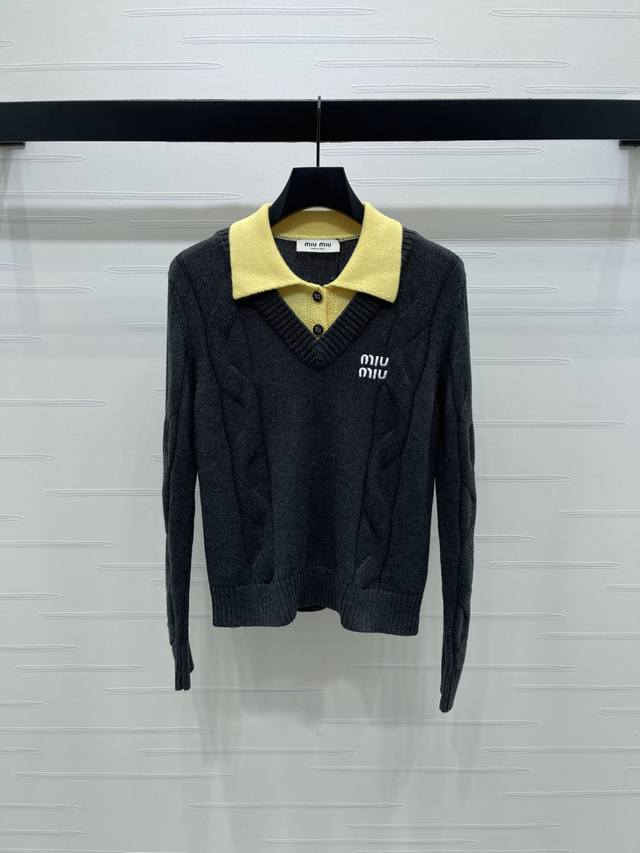 上新原单高端品质 Miumi*2025秋冬最新系列！撞色假两件针织上衣！定制羊毛纱线织造 亲肤舒适 柔软有质感 翻领针织长袖版型 衣摆袖口和纽扣半开襟领边呼应