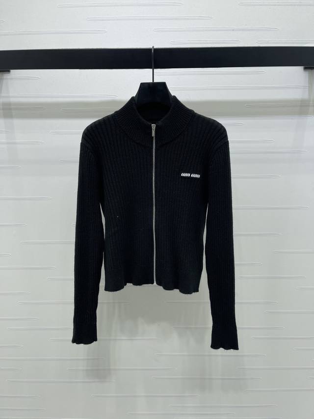 上新原单高端品质 Miumi*2025秋冬最新系列！立领拉链长袖开衫！定制羊毛纱线织造 质感高级 舒适柔软 针织开衫剪裁 立领领口更保暖有设计感 通体细密针织肌