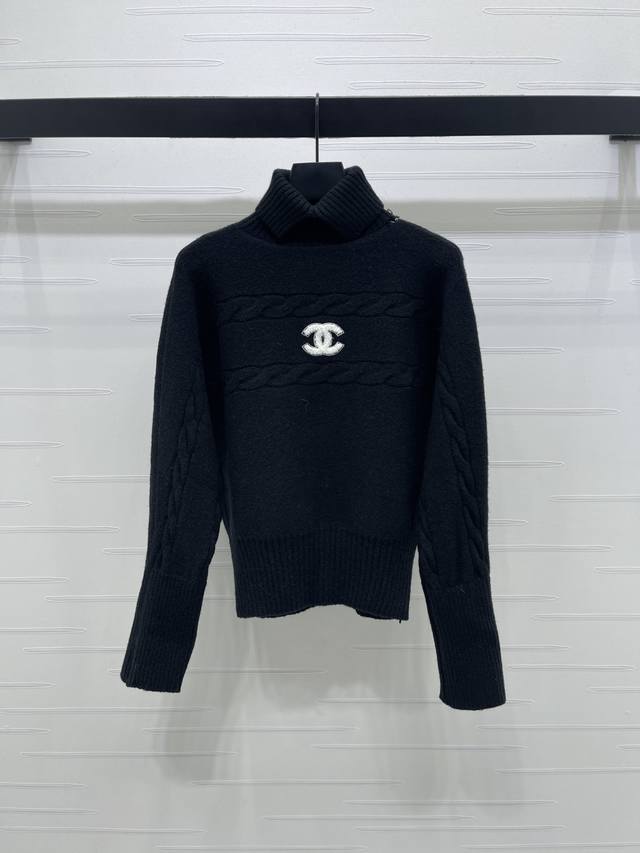 上新原单高端品质 Chane* 2025秋冬最新系列！高领针织长袖毛衣！定制进口羊毛针织材质 舒适柔软 胸前麻花肌理毛巾绣双C Logo点缀 增添高调奢华感 宽