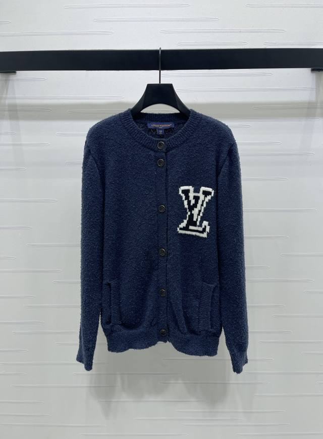上新原单高端品质Louis Vui*Ton 2025秋冬最新系列！钩花字母针织长袖开衫！定制进口羊毛针织材质 柔软舒适 通体包边饰以弹力螺纹贴合收紧处理 增添造