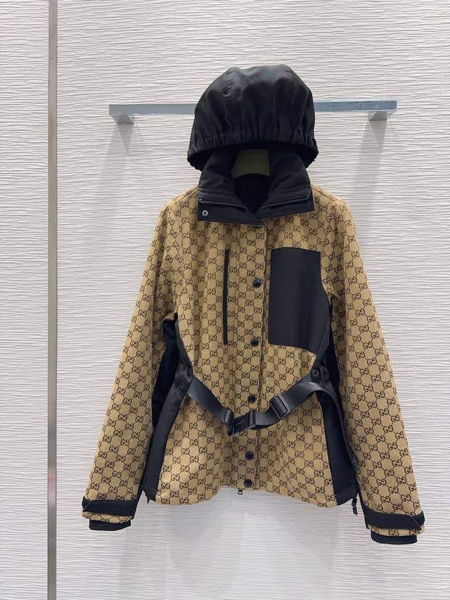 Gucc*2025Fw新款 一眼爱上高级手工坊系列款 非常高级的进口高密度质地 满身提花面料 仔细看细节 上身非常飒 干净有品 提气质~~完全按照高定成衣水准