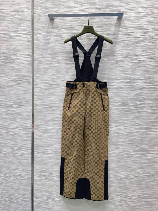 Gucc*2025Fw新款背带裤 一眼爱上高级手工坊系列款 非常高级的进口高密度质地 满身提花面料 仔细看细节 上身非常飒 干净有品 提气质~~完全按照高定成衣