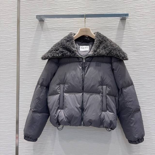 Miu Mi* 2025Fw新款羽绒外套 90白鸭绒 整体保暖效果拉满，常规款羽绒服 休闲时尚，经典Logo完美点缀 Sml S后中长57 肩宽43 胸围112