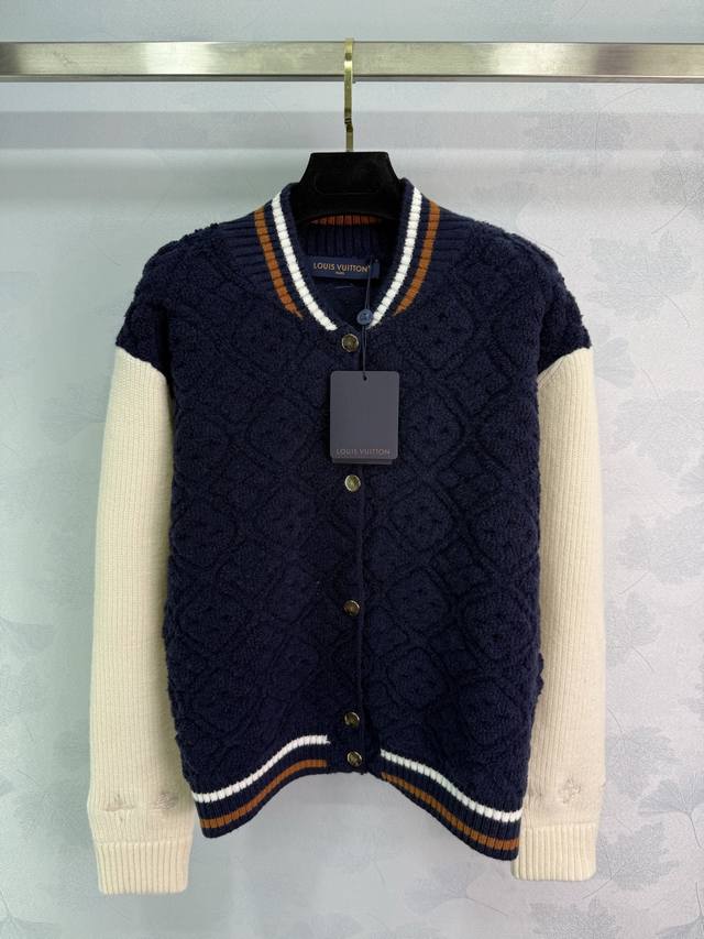 Lou*25秋冬新款四叶草袖口针织开衫 深蓝配米白拼色 菱格纹理针织面料 经典棒球服款式配金属扣 袖口四叶草刺绣设计 撞色条纹装饰 简约大方 面料柔软舒适 适合