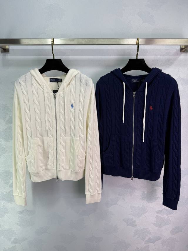 po*25秋冬新款连帽针织开衫 经典麻花编织 胸前小马标刺绣 双拉链设计 设计保持统一调性 整体造型高级休闲 凸显轻奢时髦气质！4色3码Sml T226B