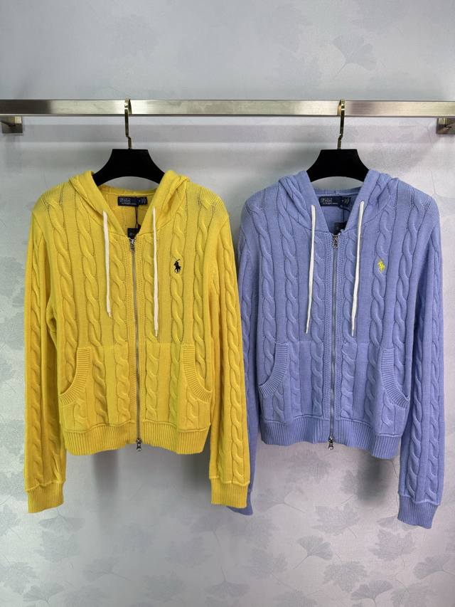 po*25秋冬新款连帽针织开衫 经典麻花编织 胸前小马标刺绣 双拉链设计 设计保持统一调性 整体造型高级休闲 凸显轻奢时髦气质！4色3码Sml T226B.