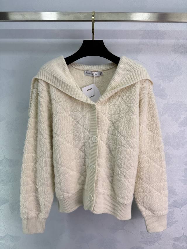 Dio*25秋冬新款后背五角星开衫 海军领设计 菱格纹针织面料 手感柔软舒适 后背刺绣五角星图案 黑色字母点缀 开衫款式 百搭显气质！1色3码Sml T226B