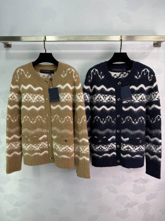 Lou*25秋冬新款费尔岛提花针织圆领开衫 羊毛混纺柔软亲肤 经典波浪纹配色 彰显品牌调性 配合螺纹包边撞色处理 增添造型层次感 圆领开衫长袖版型剪裁 日常通勤