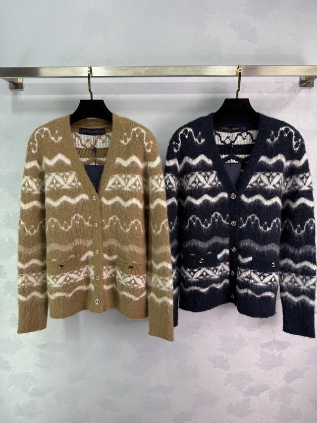 Lou*25秋冬新款费尔岛提花针织V领开衫 羊毛混纺柔软亲肤 经典波浪纹配色 彰显品牌调性 配合螺纹包边撞色处理 增添造型层次感 V领开衫长袖版型剪裁 日常通勤