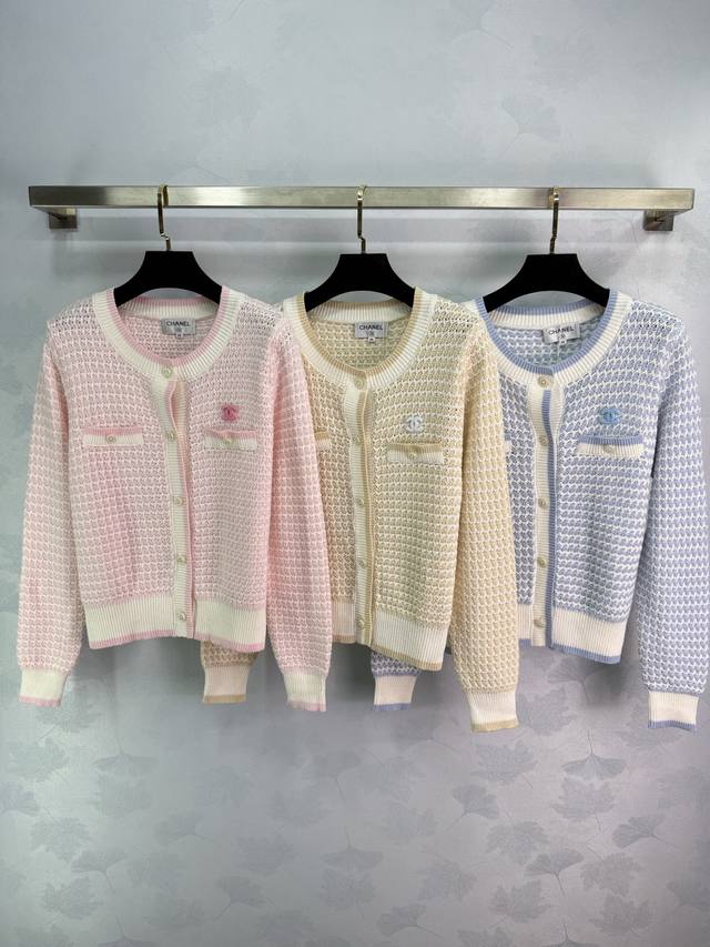 Ch*25秋冬新款针织开衫 混纺羊毛面料 手感柔软舒适 胸前双口袋设计 立体Logo点缀 彰显品牌调性 上身增添韩式 日常穿搭氛围感十足！3色3码Sml T22