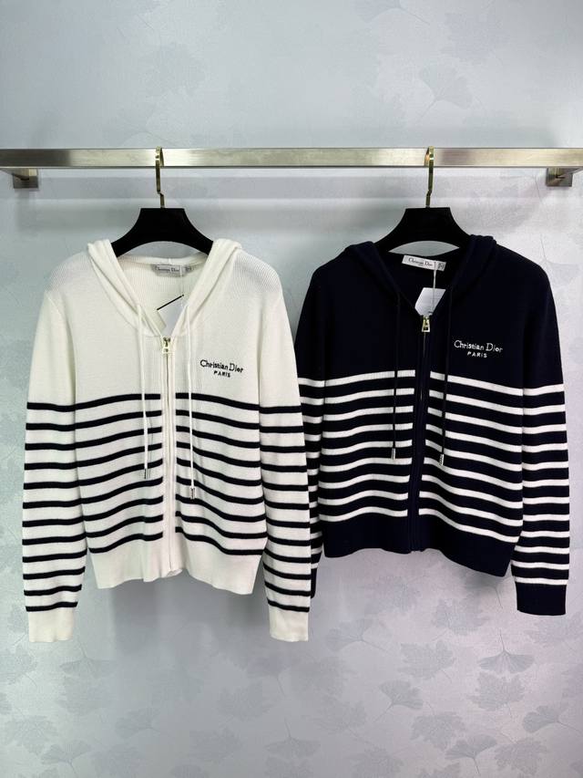 Dio* 2025早秋新款条纹针织连帽长袖开衫！定制羊毛纱线织造 质感高级 弹力舒适 连帽针织拉链开衫剪裁 美化头肩比例更显瘦 胸前标志性字母刺绣 通体撞色条纹