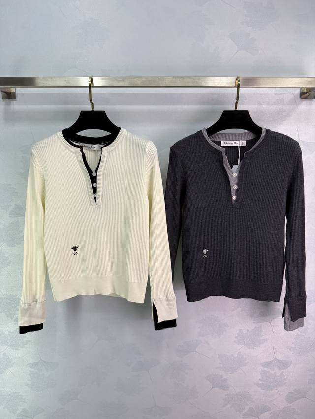 Dio*25早秋新款假两件针织衫 经典V领设计 坑条纹理面料 腰侧小蜜蜂刺绣Logo 修身显瘦版型 面料是羊毛混纺的 手感柔软舒服 秋冬内搭打底都很好看！2色3