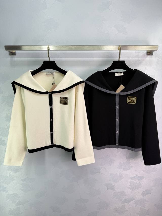 Miu*25秋冬新款海军领针织开衫 金色Logo刺绣点缀 简约大方 面料是羊毛混纺的 手感特别舒服 搭配裙子裤子都很好看！2色3码Sml T226B