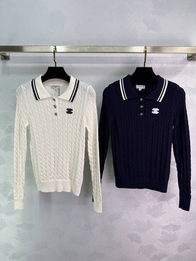 Ch*25早秋新款针织polo衫 翻领条纹设计 胸前双C刺绣Logo 金属纽扣点缀 麻花编织纹理 面料柔软舒适 搭配裙装或裤装都很百搭 ！2色3码Sml T22