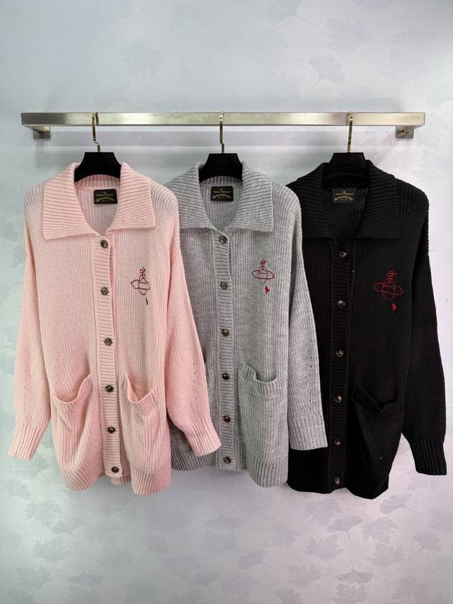 西太*25秋冬新款土星刺绣开衫 胸前红色土星Logo 胸前口袋设计 100%羊毛面料 宽松版型 秋冬季节穿着舒适保暖 细节做工精致 搭配裙子裤子都很百搭！3色3