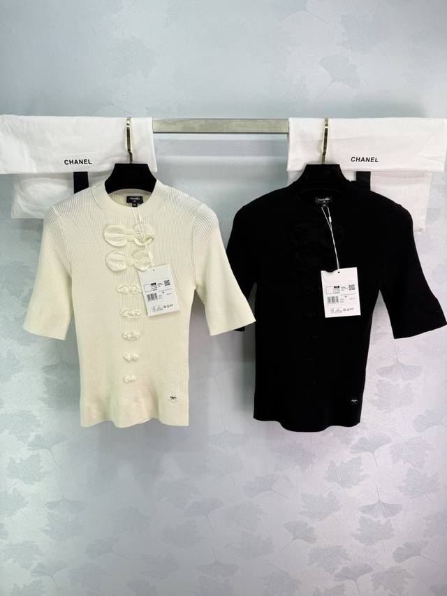 Chane*2025早秋新款蝴蝶结圆领短袖毛衣 定制Yb羊毛纱线织造 柔软细腻 质感舒适 圆领针织短袖 自上而下以凹凸纹理打造蝴蝶结装饰 设计层次丰富 配合螺纹