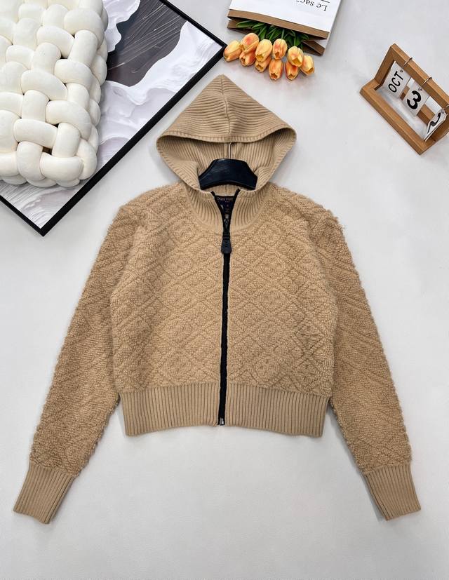 Louis Vuitton2025新款提花针织拉链连帽外套 滑雪系列#定制Yb羊绒羊毛纱线织造，提花工艺处理，呈现立体凹凸造型，连帽外套版型，成衣拉链开襟，以弹