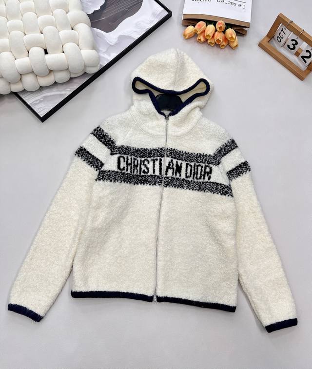 Dior 字母羊羔毛开衫外套 版型宽松立体 经典刺绣图案修饰点缀 上身显瘦不挑人 打造精致造型款式时尚 可为本季各式造型提升格调简约的版型 经典的拉链设计，穿脱
