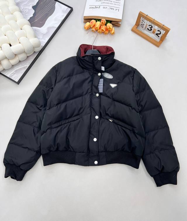 prada25年秋冬新款三角徽标立领府绸质感羽绒服夹克外套丨独家Yb开发！高版出品！以立领设计重构经典轮廓，棉服填充，棕色灯芯绒领口的复古质感与黑色府绸面料形成