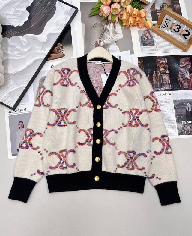 Celine2025Ss新款拼色V领Logo针织开衫， 定制Yb羊毛针织材质 质感高级 舒适保暖 拼色V领针织开衫 领口袖口和下摆同色系黑色收边 成衣标志性品牌