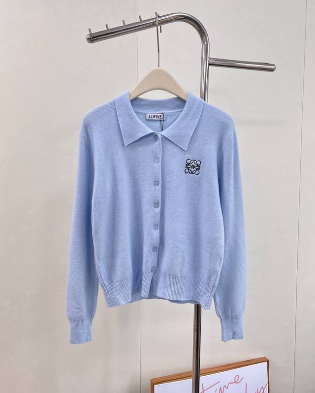 Loewe2025新款刺绣图腾翻领针织开衫，定制Yb羊绒羊毛纱线织造 质感细腻 舒适亲肤 翻领针织开衫版型 通体细密钩织纹理设计 精致螺纹包边 形成层次感 单侧