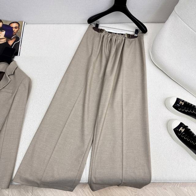 爆单系列 Loe 25Ss 早秋最新款高人气帅气套装双侧皮带装饰短款西装外套+直筒西裤 定制斜纹西装面料 一套搭配上身甜酷风简直绝了 上身显瘦又酷酷有型 整体酷