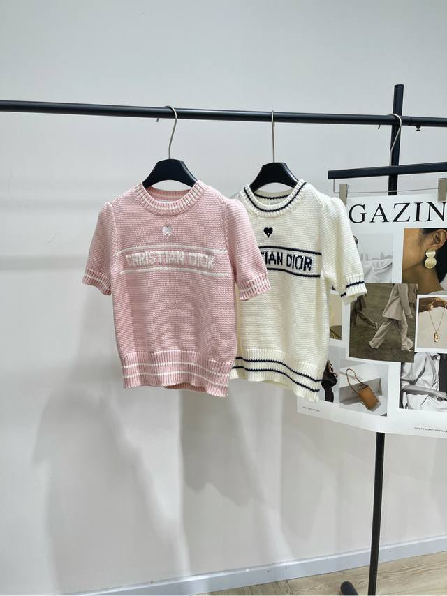 Dr领口桃心刺绣泡泡袖上衣 ，面料：羊绒混纺 颜色：浅粉、白色 Dio*粉色爱心针织衫，柔软山羊绒材质 细腻亲肤，正面有爱心刺绣和“Dior”字样 品牌感满满计