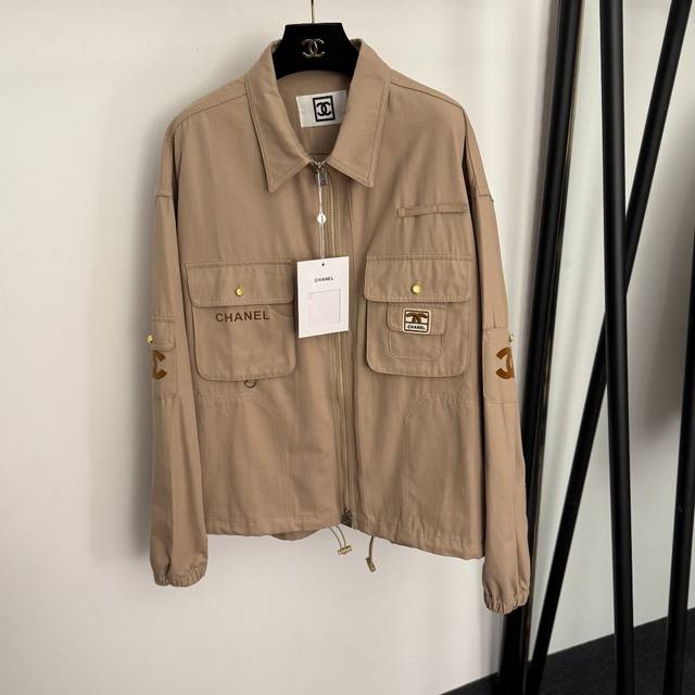 款号20256974 Chane*新款 小香Logo工装口袋翻领长袖拉链风衣外套，卡其色，Sml， M码：肩宽58，胸围138，袖长59，长67-72；重量：0