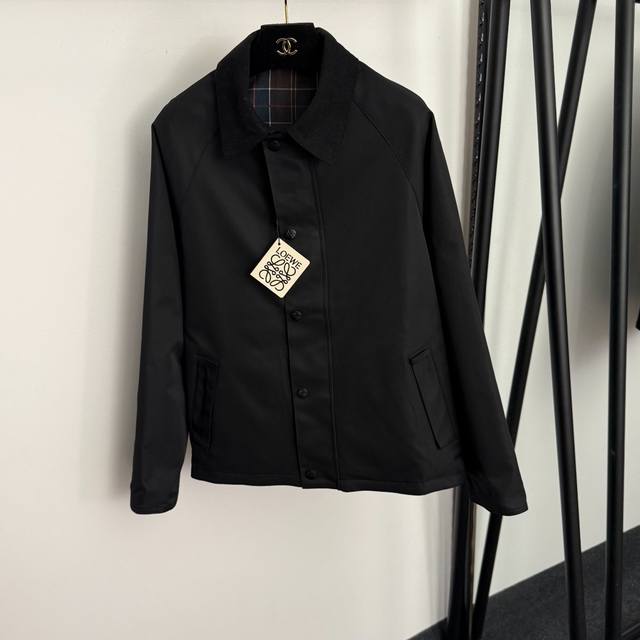 款号20256973 Loew*新款 后背Logo皮标 格子内里灯芯绒翻领长袖风衣外套，黑色，绿色，Sml， M码：胸围108，袖长73，长64；重量：0.75