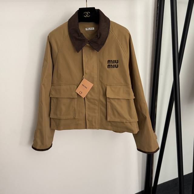 款号20256972 Miumi*新款 Logo刺绣贴布工装口袋 灯芯绒翻领长袖拉链风衣外套，卡其色，Sml， M码：胸围112，袖长72，长55；重量：0.5