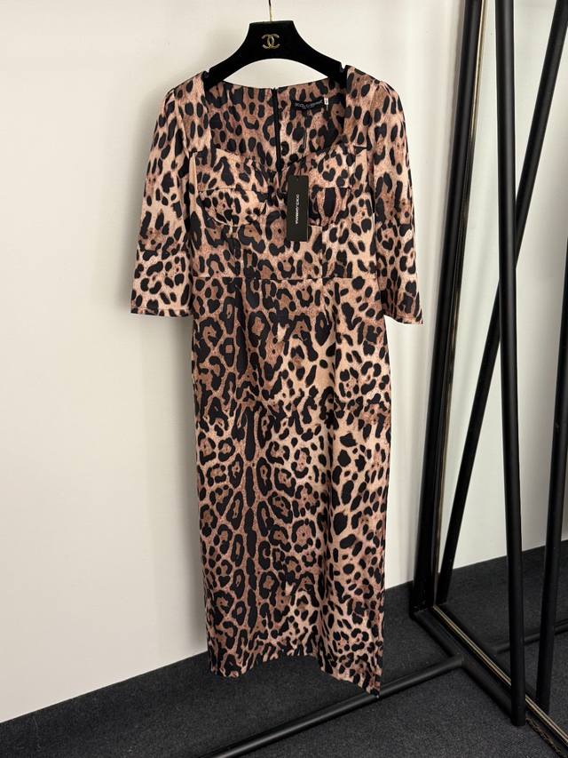 款号20256950 Dg*新款 豹纹印花包臀开叉短袖连衣裙，咖色，S-Xl， M码：胸围90，腰围78，袖长40，长125；重量：0.295Kg