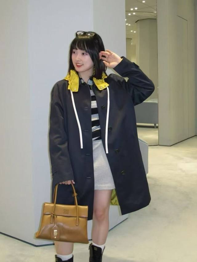 Miumi* 25Fw秋冬系列 双面穿拼色长款风衣外套丨独家Yb开发！高版出品！男女同款，质感挺括的防风面料，兼顾轻盈与实穿性；门襟复古纽扣+抽绳连帽，藏青主色