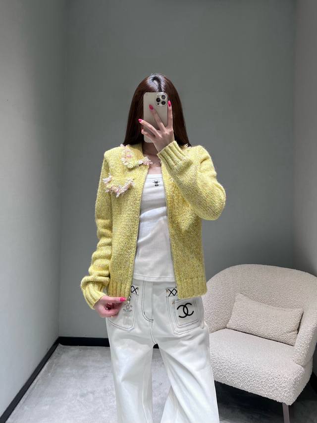 Chan*1 2025Fw高级手工坊成衣系列 针织开衫顶级质感针织面料，彩色纱线混纺，手工提花环绕翻领处，装饰在胸前的彩色毛边流苏，精致又富有层次感，隐藏拉链精