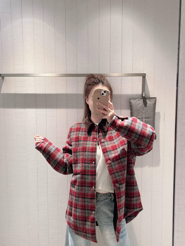 Miumi* 25Fw秋冬新款 红格纹衬衣式羽绒外套丨独家Yb开发！高版出品！视觉焦点格纹肌理，自带复古滤镜，浓郁又不张扬，棕褐色灯芯绒翻领，柔化了格纹的硬朗，