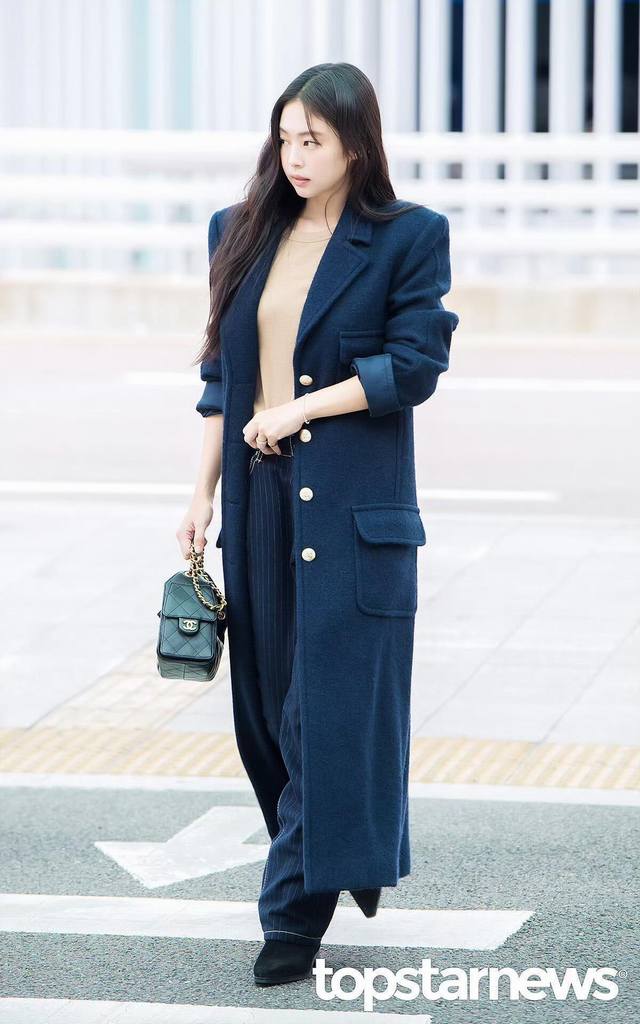 Chane* 25Fw秋冬新款 Jennie同款羊毛粗花呢大衣丨独家Yb开发！高版出品！深海蓝羊毛粗花呢，自带细腻杂色肌理，触肤柔软却不失挺括，复古金色金属纽扣