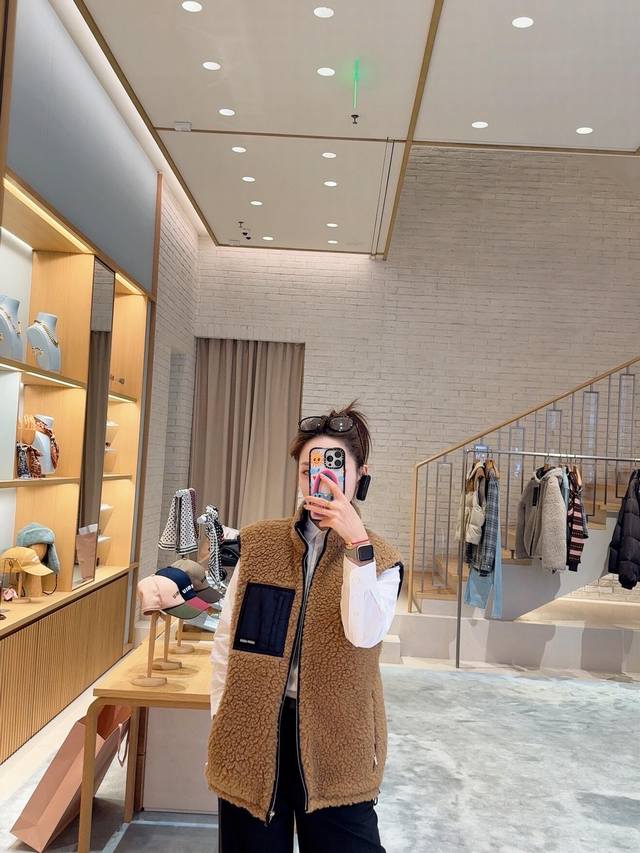 Miu Mi* 25Fw秋冬新款 泰迪羽绒马甲丨独家Yb开发！高版出品！外层是蓬松泰迪绒，焦糖棕肌理自带暖调氛围，触肤软绵治愈；内里填充羽绒，轻量却锁温，黑色尼