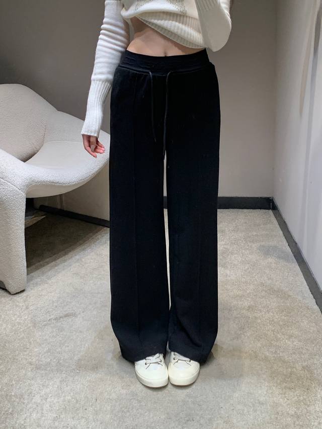 Chane* 25K高级手工坊系列新款 腰头字母压花羊毛休闲裤丨独家高版出品！选用细腻羊毛混纺面料，自带柔润哑光质感，推出奶白、黑色双色调！腰头处字母+双C标识