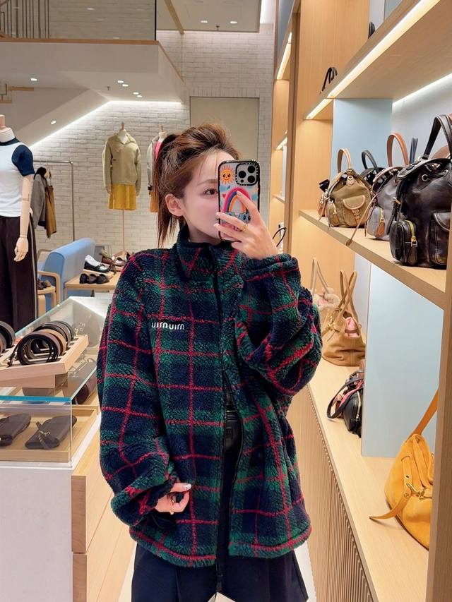 Miumi* 26Ss早春新款 格纹摇粒绒外套丨独家Yb开发！高版出品！ 选用蓬松摇粒绒面料，触肤软绵治愈，复古肌理中透出明艳张力，胸前字母刺绣，是品牌标志性的