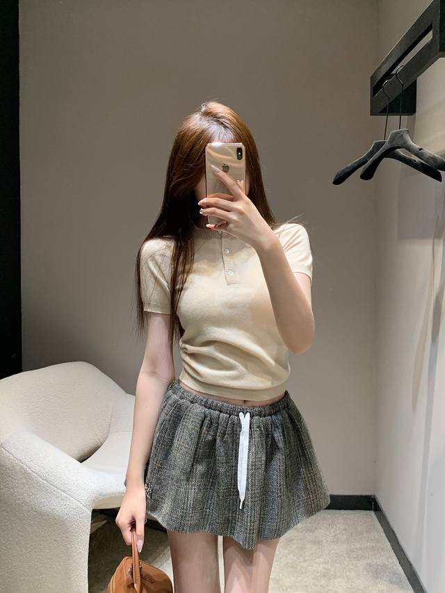 Miumi* 26Ss早春新款 微标提花三粒扣羊绒针织短袖上衣丨独家Yb开发！高版出品！选用细腻羊绒混纺面料，触肤软绵亲肤，浅杏色调温柔百搭，三粒扣半开领：贴合