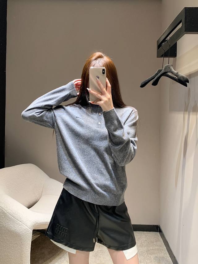Miumi* 26Ss早春新款 微标三粒扣羊绒针织衫丨独家Yb开发！高版出品！选用细腻羊绒混纺面料，触肤软绵亲肤，烟灰色调低调高级，三粒扣半开领，侧边微标提花，