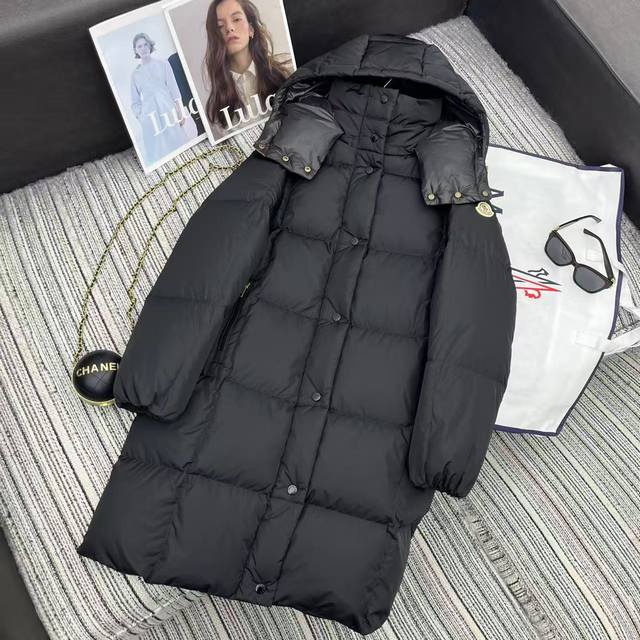 强烈推荐 高端原单品质Mon*秋冬必入！经典Litte中长款羽绒服！简约廓形中长款设计及膝长度不挑个高，豆腐块面包服时髦度满分。连帽可拆卸！减龄帅气H版型随性搭