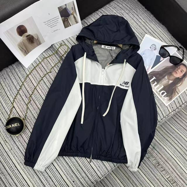 强烈推荐 Miumi*&New Bal*Nce联名款 撞色拉链连帽夹克冲锋衣外套丨独家Yb开发！高版出品！采用高质感防风面料，兼具利落挺括与舒适穿着感，撞色拼接
