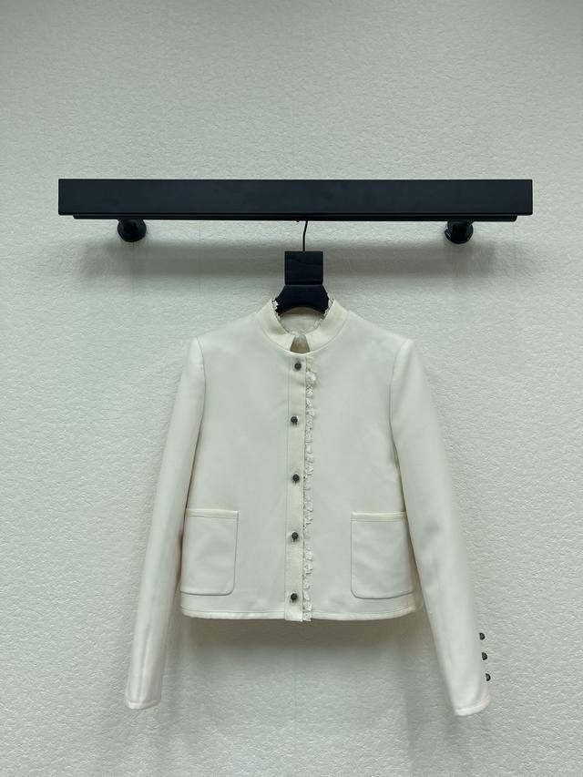 Dio*25秋冬新款小立领绣花西装外套。定制丝毛材质 质感光泽 垂感更强 品相高级 小立领正肩西装版型 前襟单排系扣调节 黑色镂刻Cd徽标颗粒圆扣绣花点缀包边