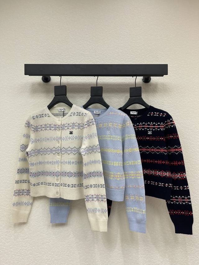 Celin*25秋冬新款圆领针织雪花条纹开衫。定制Yb羊毛针织材质，柔软细腻，质感舒适，圆领开衫剪裁，通体螺纹包边弹力裹举报更保暖，单侧胸口凯旋门标志性徽标装饰