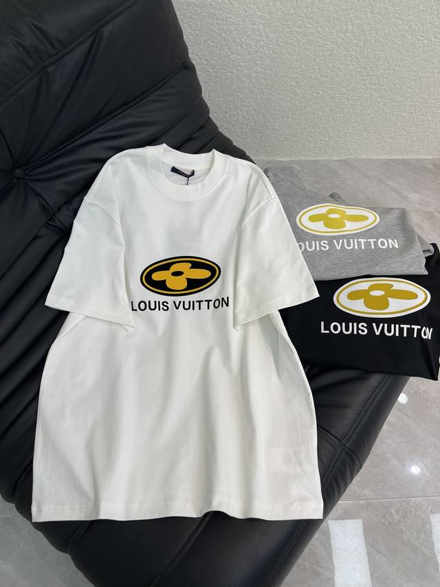 Louis Vuitto*26早春新款短袖T恤。胸前植绒印花四叶草花标标识。采用高克重洗水面料，工艺复杂，添加个性色彩搭配 ，十足的造型搭配和彩色形成鲜明对比效
