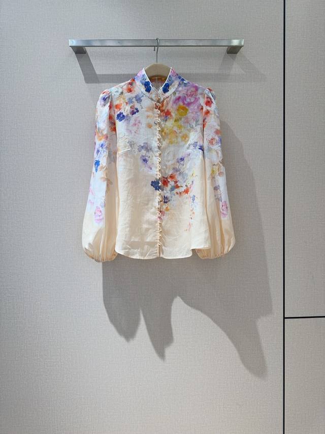 Z*I*M*M新品上架~ 粉多色花卉图案衬衣 选用苎麻面料制成，采用立领和长袖设计，配松紧袖口，前襟点缀纽扣，带纽袢细节，诠释了温婉的的雅致美感。 码数:Sml